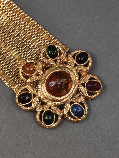 CHANEL

Ceinture en métal dorée ornée d'un...