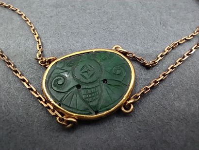 COLLIER colerette ornée de trois jade sculptée

Poids...
