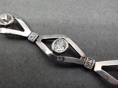 BRACELET en platine orné de huit losanges...