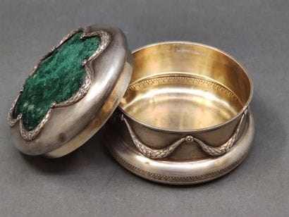 BOITE à bijoux ou à epingles en argent

Décor...