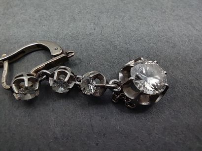 PAIRE de pendants en or gris 750° sertie...