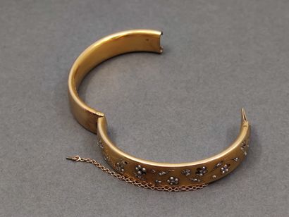 
BRACELET jonc ouvrant serti de perles et...
