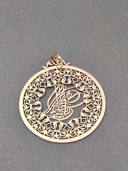 TRAVAIL ETRANGER 

Important pendentif en...