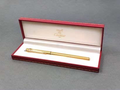 MUST DE CARTIER 

Stylo plume en métal doré...