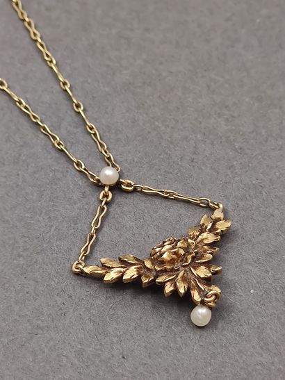 COLLIER en or jaune 750 orné d'un pendentif...
