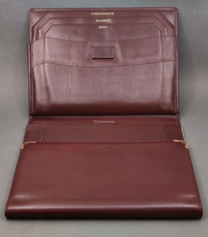 MUST DE CARTIER 

Stylo plume en métal doré...