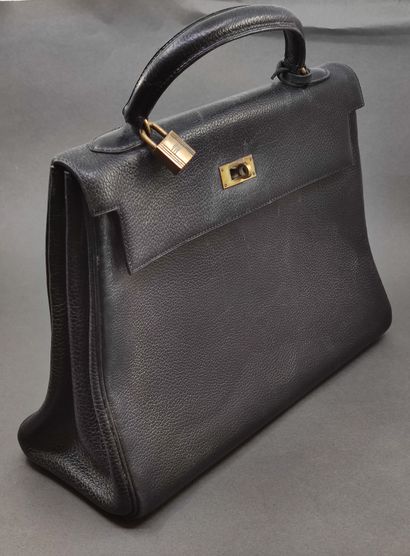 
HERMES Kelly en cuir grainé noir 32

Fermeture...