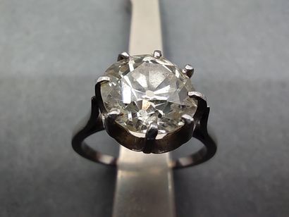 BAGUE en or gris ornée d'un diamant taille...