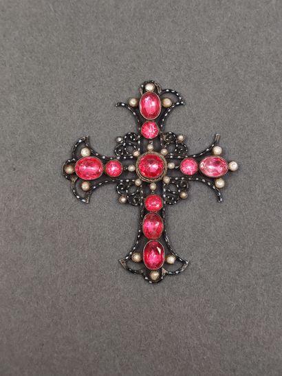 LOT comprenant :

CROIX en métal ornée de...