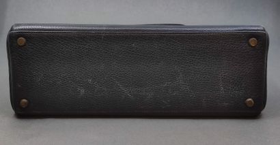 
HERMES Kelly en cuir grainé noir 32

Fermeture...