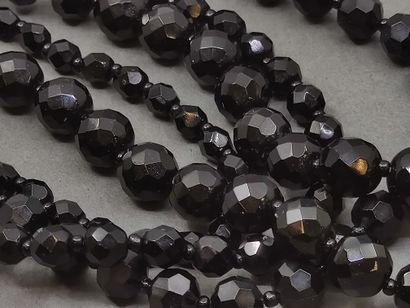 COLLIER quatre rangs de perles de jais facettés...