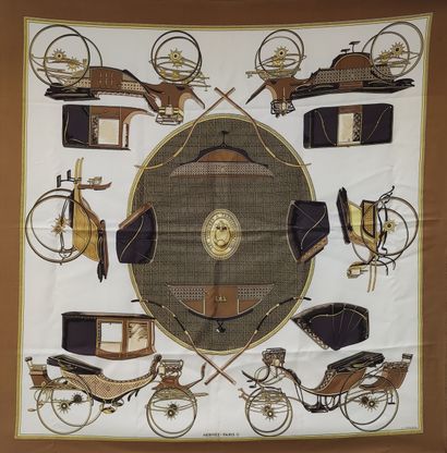 HERMES

Carré en soie de couleur marron

