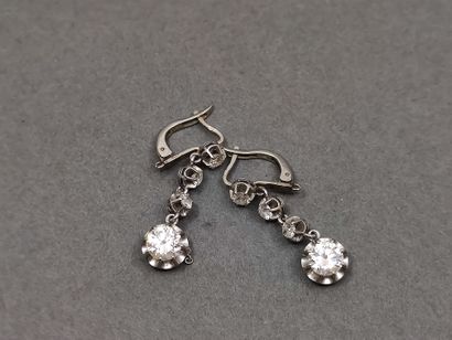 PAIRE de pendants en or gris 750° sertie...