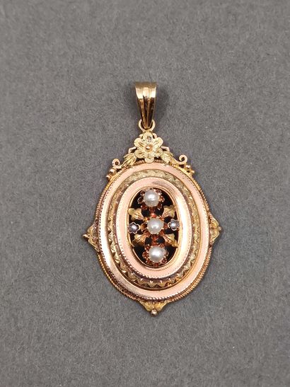 
PENDENTIF en or rose et vert serti de perles...