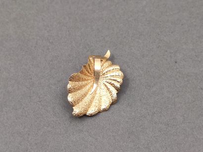 LOT d'or 750° comprenant :

Trois broches...