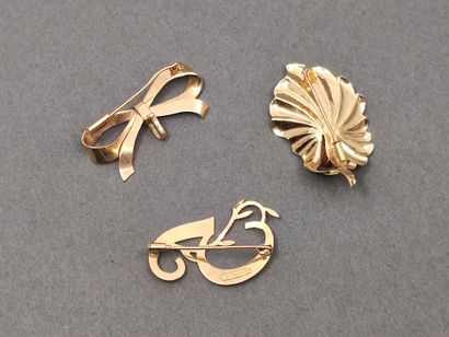 LOT d'or 750° comprenant :

Trois broches...