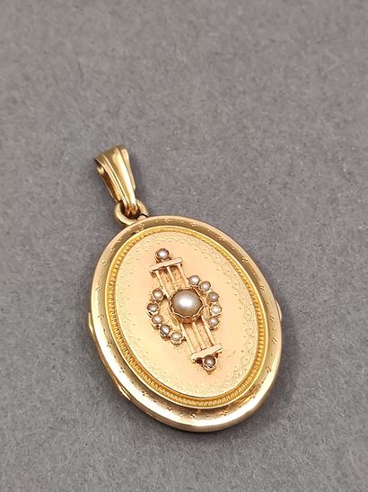 
PENDENTIF porte-souvenir en or jaune 750°...