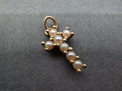 DEUX pendentifs en or jaune 750° :

Croix...