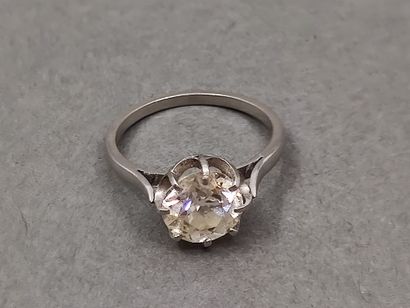 BAGUE en or gris ornée d'un diamant taille...