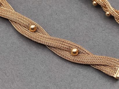 PARURE en or jaune 750° comprenant : 

Collier...