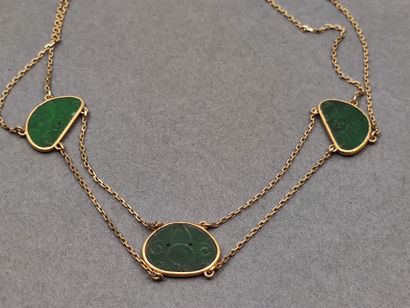 COLLIER colerette ornée de trois jade sculptée

Poids...