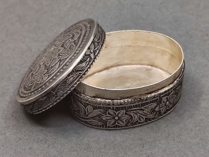BOITE à pillule en argent repoussé 

Poids...