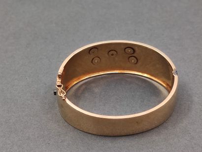 BRACELET en or jaune 750° jonc ouvrant ornée...