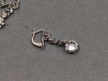 PAIRE de pendants en or gris 750° sertie...