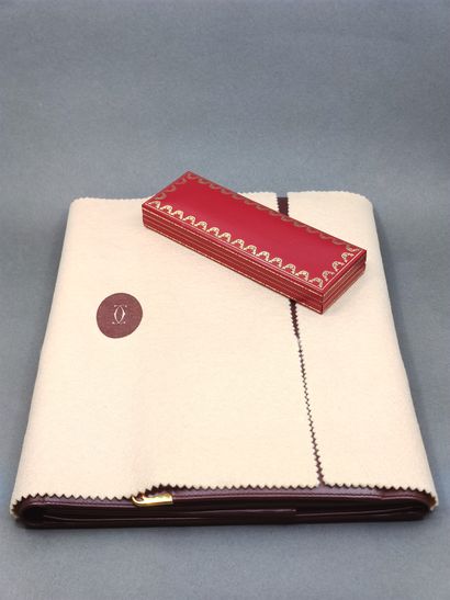 MUST DE CARTIER 

Stylo plume en métal doré...