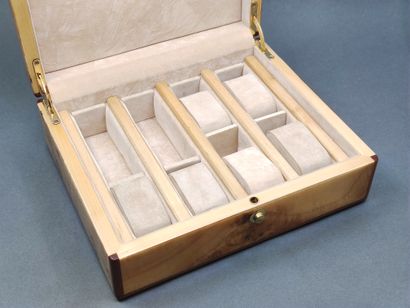 
BOITE de présentation de montres en bois...
