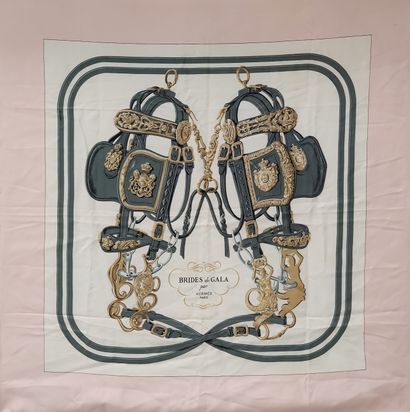 HERMES

Carré en soie de couleur rose

