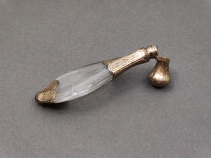 FLACON à sel en verre, bouchon en vermeil...