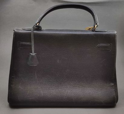 
HERMES Kelly en cuir grainé noir 32

Fermeture...