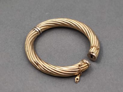 
BRACELET jonc torsadé ouvrant en or jaune...