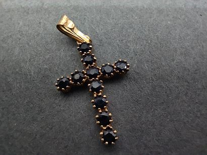 CROIX en or jaune 750° ornée de pierres bleues...