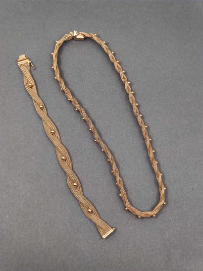 PARURE en or jaune 750° comprenant : 

Collier...