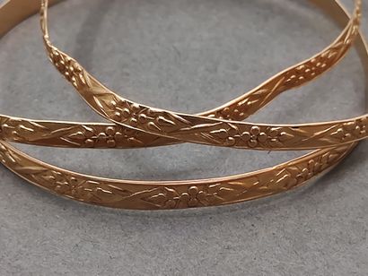 
LOT de trois bracelets jonc en or jaune...