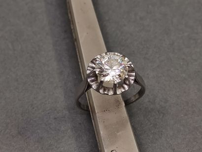 BAGUE en platine ornée d'un diamant taille...