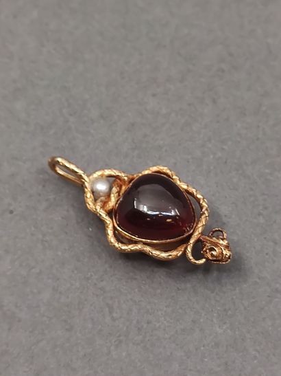 
TRAVAIL FRANCAIS 

PENDENTIF en or jaune...