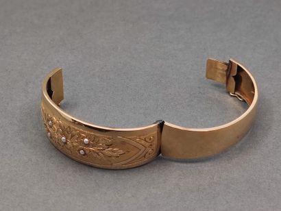 BRACELET en or jaune 750° jonc ouvrant ornée...