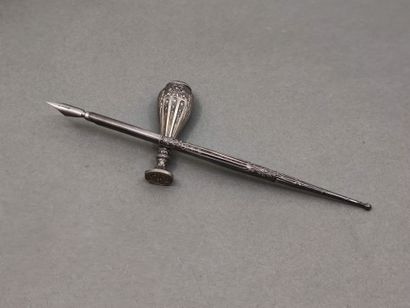 Dans un écrin 

Porte plume en argent ciselé...