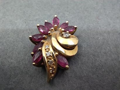 DEUX pendentifs en or jaune 750° :

Croix...