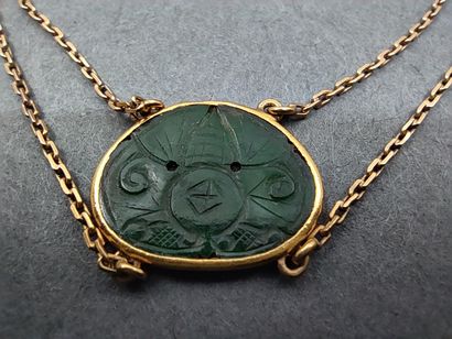 COLLIER colerette ornée de trois jade sculptée

Poids...