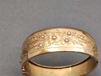 BRACELET en or jaune 750° jonc ouvrant ornée...