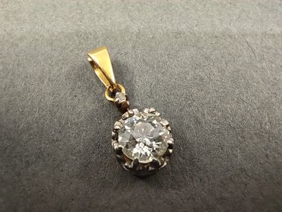 
PENDENTIF en or jaune et gris 750° ornée...