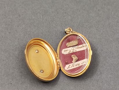 
PENDENTIF porte-souvenir en or jaune 750°...