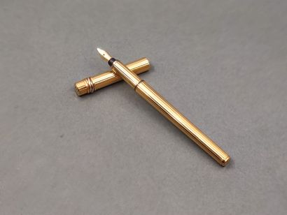 MUST DE CARTIER 

Stylo plume en métal doré...