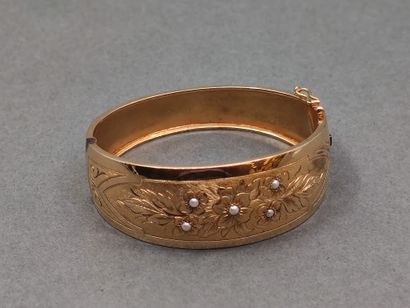 BRACELET en or jaune 750° jonc ouvrant ornée...