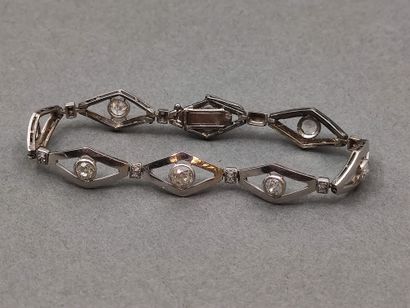 BRACELET en platine orné de huit losanges...