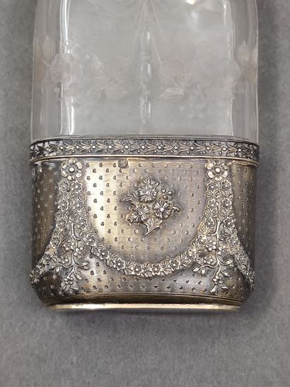 FLASQUE en verre et argent vermeillé à décor...